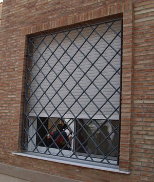 reja fija rombos 07 - Rejas Sant joan despi para ventanas y puertas